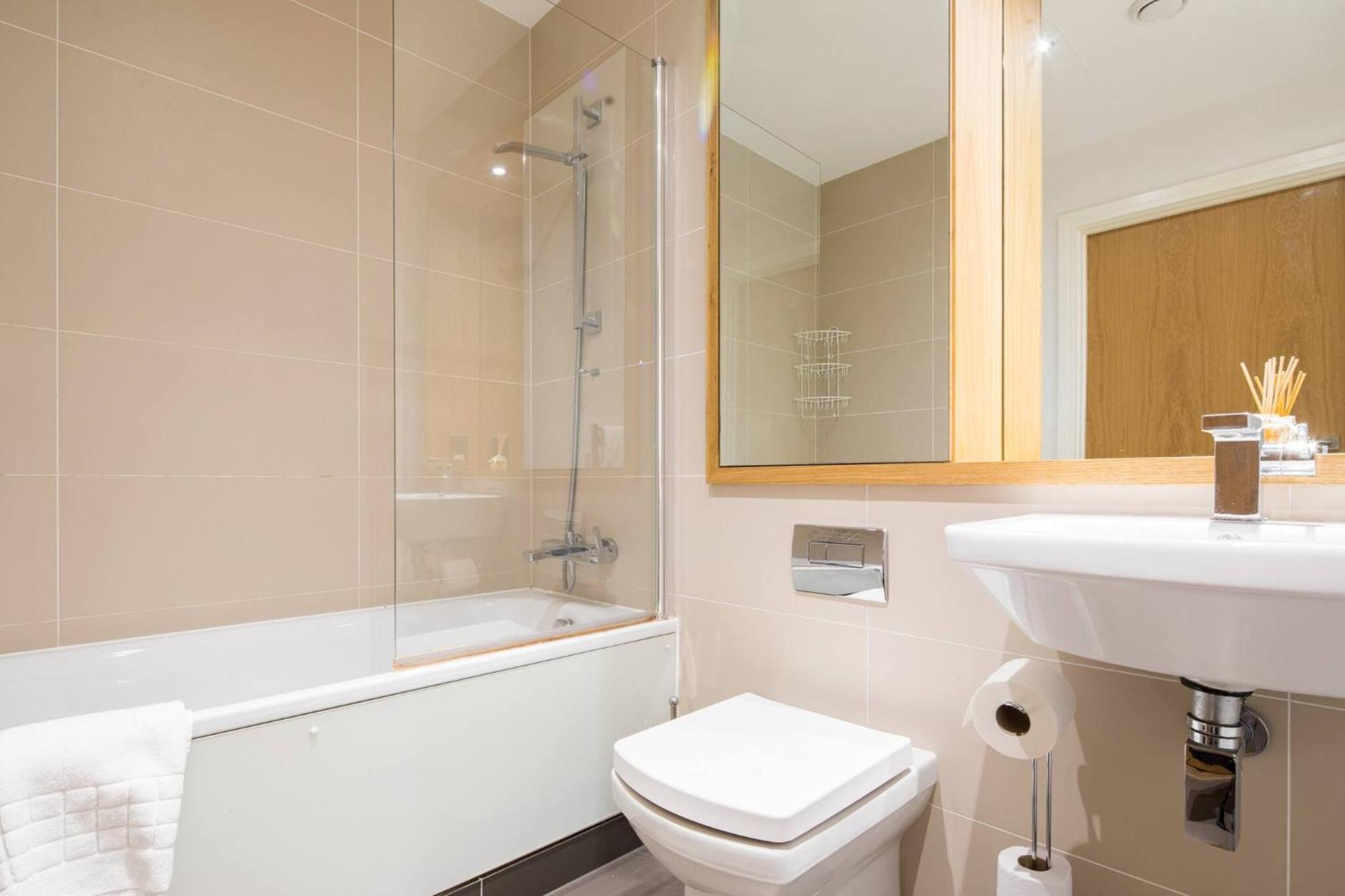 Wild Roses Serviced - Greenwich Apartament *